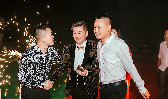 Cả thôn vây kín xem Mr. Đàm hát ở tiệc cưới &#34;khủng&#34; của đại gia Hưng Yên - 6