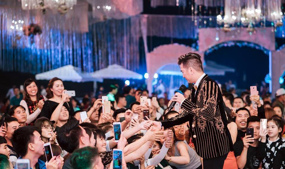 Cả thôn vây kín xem Mr. Đàm hát ở tiệc cưới &#34;khủng&#34; của đại gia Hưng Yên - 8