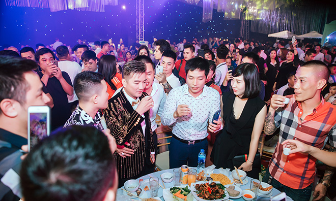 Cả thôn vây kín xem Mr. Đàm hát ở tiệc cưới &#34;khủng&#34; của đại gia Hưng Yên - 14