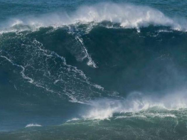 Thể thao - Khiếp hồn sóng "tử thần" 30m đổ ập xuống vận động viên