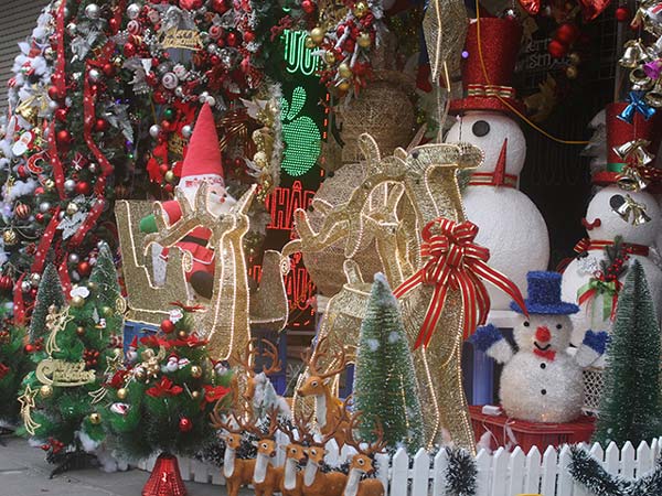 Người dân nhộn nhịp sắm Giáng sinh, chủ hàng &#34;hét giá&#34; 40 triệu đồng/cây thông Noel giả - 1