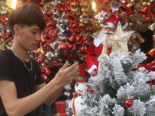 Người dân nhộn nhịp sắm Giáng sinh, chủ hàng &#34;hét giá&#34; 40 triệu đồng/cây thông Noel giả - 2