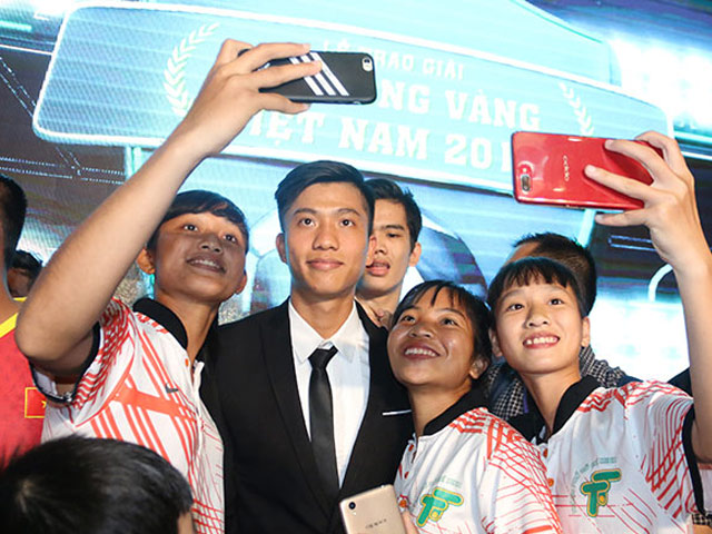 Bóng đá - Quả bóng vàng 2018: “Song Đức” bị fan quây, Văn Hậu nhận “chỉ giáo” bất ngờ