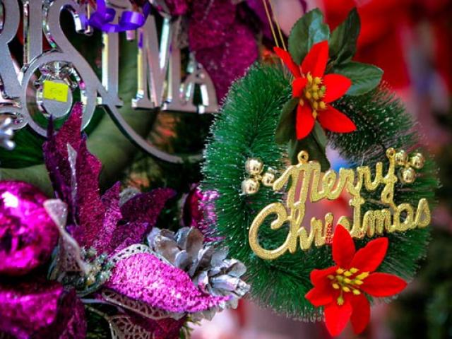 Thị trường - Tiêu dùng - Người dân TP HCM tất bật mua đồ chuẩn bị Giáng sinh