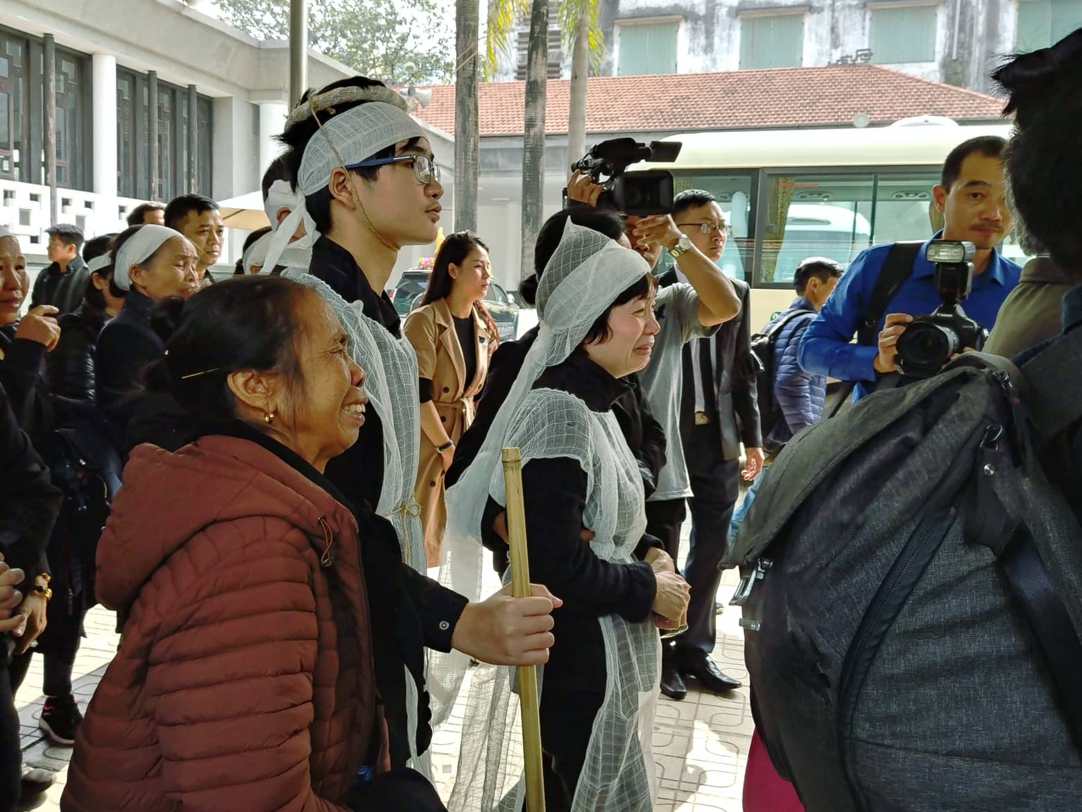 Xuân Bắc và các nghệ sĩ thương khóc cố NSND Anh Tú về với đất - 10