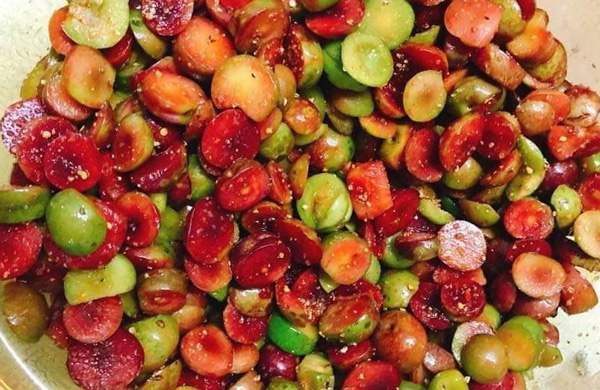 Đắt ngang thịt bò, mận trái mùa vẫn “hút” chị em công sở - 4
