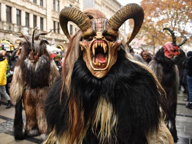 Phi thường - kỳ quặc - "Quỷ dữ" xuống đường dọa trẻ em sợ chết khiếp dịp Giáng sinh