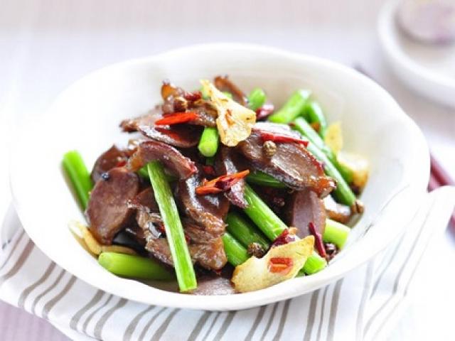 Ẩm thực - Mề gà xào ngồng tỏi giòn sần sật - món ngon khiến chị em mê mẩn