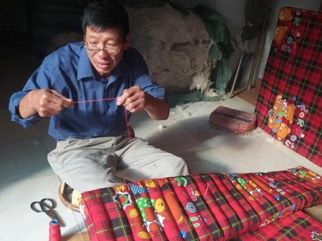 Thị trường - Tiêu dùng - Vợ chồng ngày đêm "xe chỉ luồn kim" kiếm 200 triệu/năm từ đệm bông