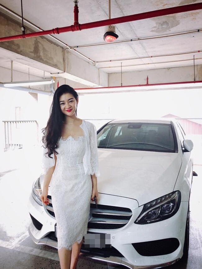 Tháng 8 vừa qua, chị gái nữ diễn viên là Lê Huyền Trang tự hào khoe chiếc xe Mercedes-Benz C250 trị giá khoảng 2 tỷ đồng do Vân Navy mua tặng.