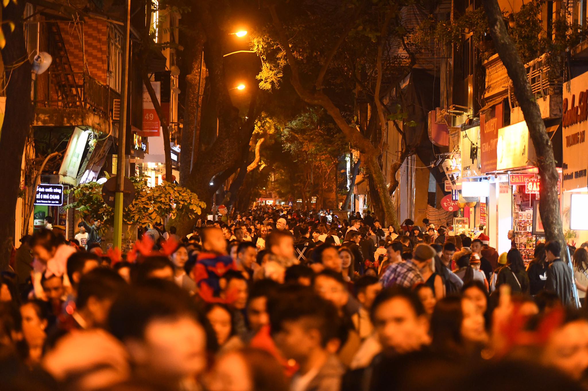 Chôn chân giữa &#34;biển&#34; người chật cứng trong đêm Noel - 4