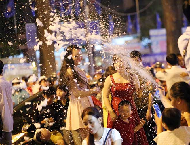 Chôn chân giữa &#34;biển&#34; người chật cứng trong đêm Noel - 22