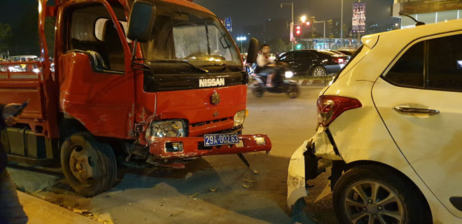 Hà Nội: Xe biển xanh gây tai nạn, 4 xe ôtô khác vạ lây - 1