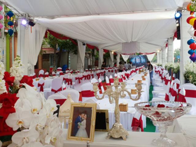 Tin tức trong ngày - Choáng với siêu rạp cưới chiếm lòng đường ngay cạnh Tỉnh ủy Hưng Yên