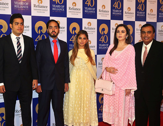 Gia đình Ambani ở Ấn Độ đứng đầu danh sách Những gia đình giàu nhất châu Á của Forbes, với tài sản ròng trị giá ít nhất 42,7 tỷ USD