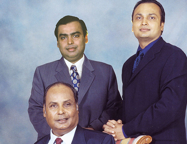 Từ đó, tập đoàn Reliance được tiếp quản bởi hai người con trai: Mukesh Ambani &#40;trái&#41; và em trai Anil Ambani &#40;phải&#41;