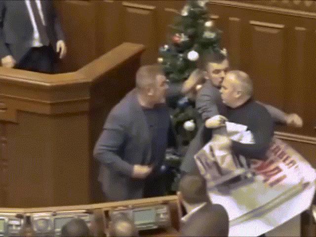 Nghị sĩ Ukraine lao vào ẩu đả ngay trong phiên họp Quốc hội