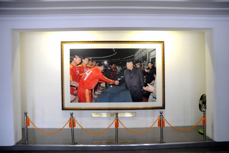 Tuyển Triều Tiên - VN: Có cả cầu thủ đá Serie A nhờ dấu ấn Kim Jong-un - 1