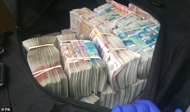 Kiểm tra xe ô tô, cảnh sát Anh phát hiện túi đựng tiền khổng lồ - 1