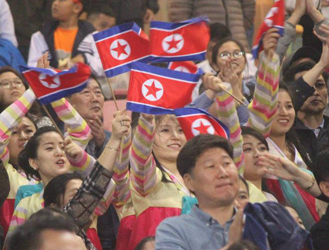 ĐT Việt Nam thăng hoa, fan nữ xinh Triều Tiên &#34;thắp lửa&#34; Mỹ Đình - 1