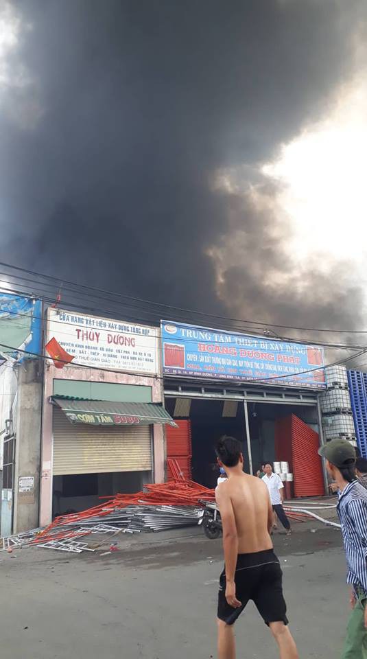 Cháy cực lớn, khói lửa đang bao phủ ngã tư Vũng Tàu - 2