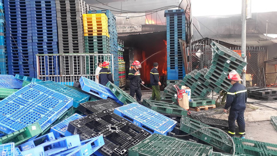 Cháy cực lớn, khói lửa đang bao phủ ngã tư Vũng Tàu - 3