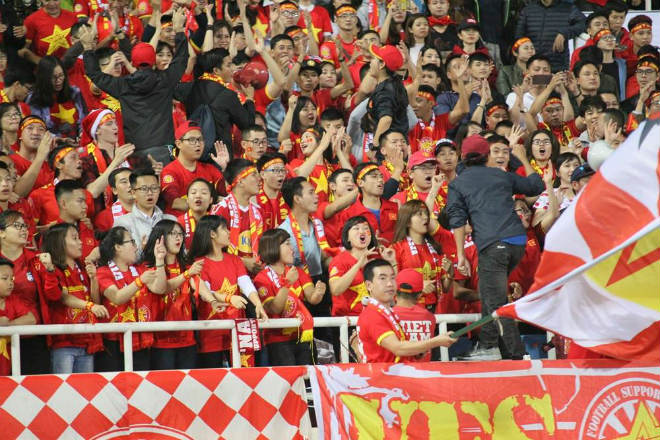 ĐT Việt Nam Vua AFF Cup &#34;mở hàng&#34;: Fan Việt hòa nhịp Triều Tiên - 1