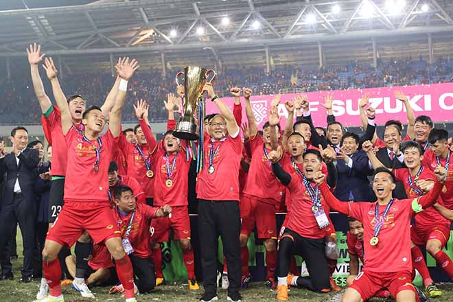 HLV Park Hang Seo nhận quà đặc biệt, hay nhất châu Á 2018 - 1