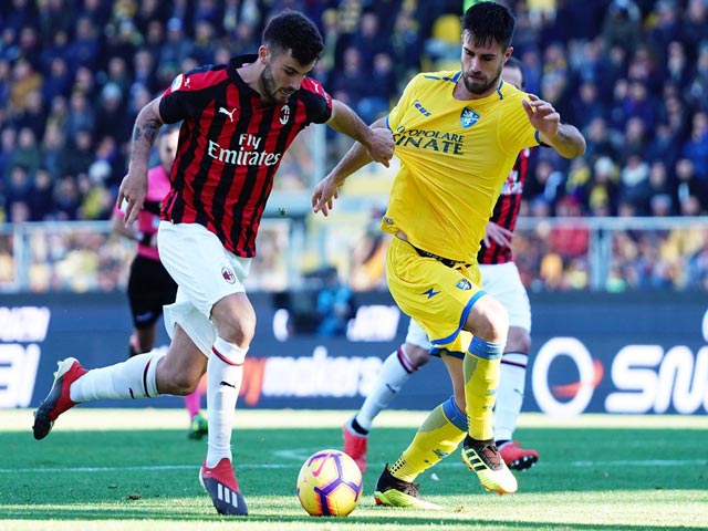 Frosinone - AC Milan: ”Mắt thần” VAR cứu Rossoneri