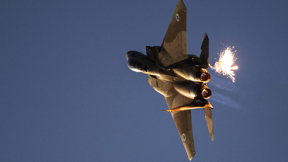 Bị máy bay Israel dội mưa tên lửa, Syria khai hỏa tên lửa phòng không - 1