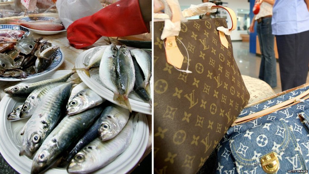 Bà ngoại dùng túi hiệu LV của cháu trai tặng để đi chợ mua cá - 1