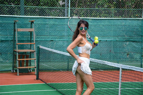 Người mẫu U50 tái hiện ảnh mỹ nữ tennis khiêu khích nhất - 5