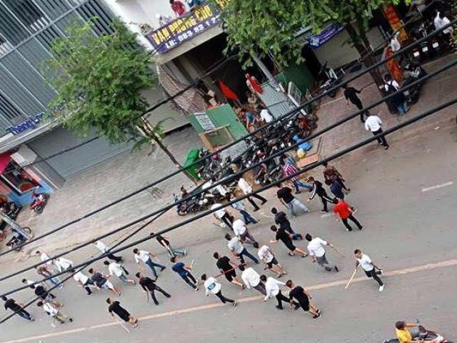 Hơn 50 thanh niên hỗn chiến trên phố Sài Gòn, gậy gạch bay ”như tên bắn”