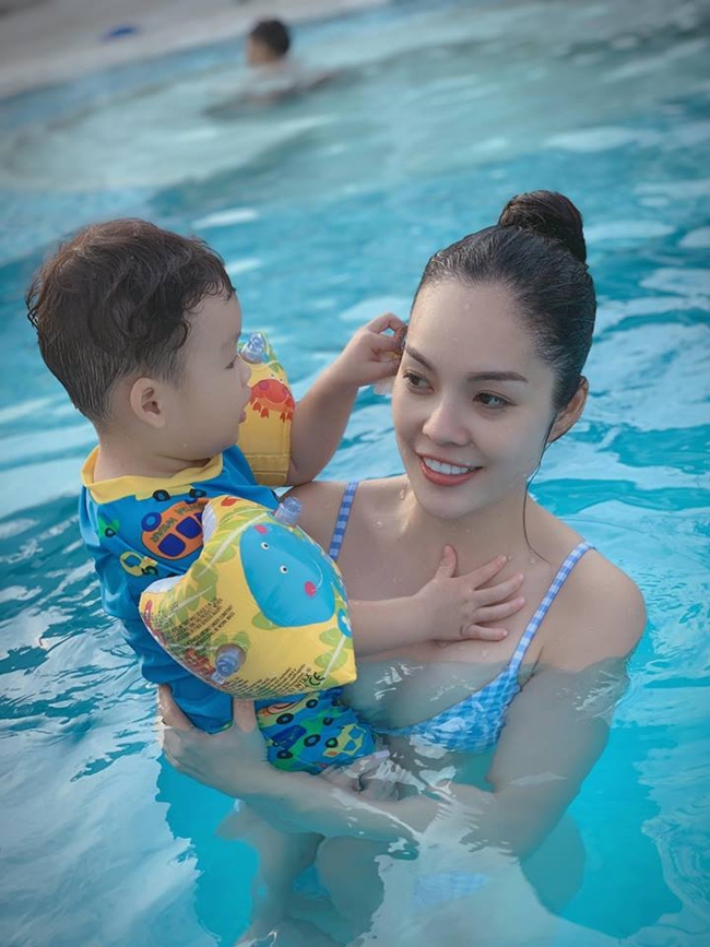 Trước khi làm mẹ đơn thân, Dương Cẩm Lynh, Trà Ngọc Hằng hay Thanh Trúc từng yêu, tìm hiểu các doanh nhân thành đạt. Tuy nhiên, kết quả của những chuyện tình này không đẹp như chuyện cổ tích.

Tháng 9 vừa qua, diễn viên Dương Cẩm Lynh bất ngờ công khai chuyện ly hôn với nhà sản xuất Phạm Việt Anh Khoa sau 3 năm chung sống. Sau khi chia tay, người đẹp sinh năm 1982 cùng con trai dọn ra ngoài sống trong một căn hộ chung cư. Cô chia sẻ mình ra đi với hai bàn tay trắng vì khi mang bầu, sinh con cô không kiếm ra tiền.