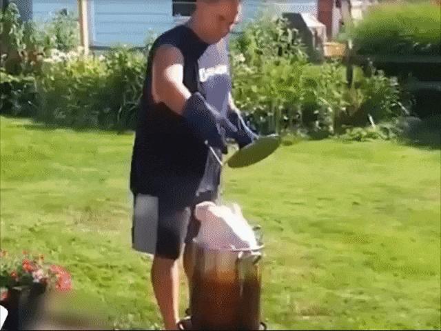 Video Clip Cười - Các "đầu bếp tài ba" xông pha vào bếp trổ tài nội trợ