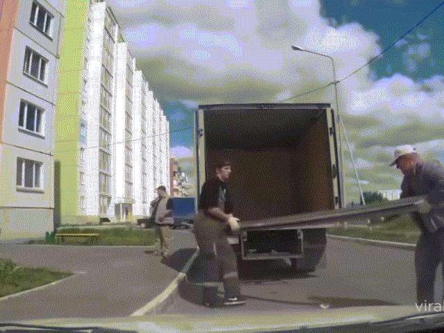 Media - Bi hài những "người vận chuyển" hậu đậu nhất quả đất