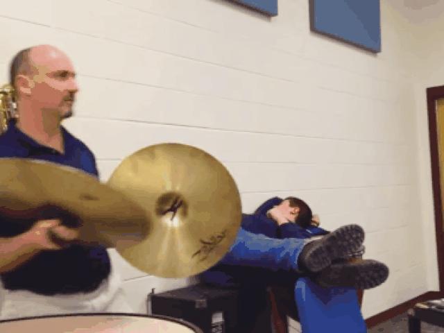 Tranh vui - Muôn kiểu đánh thức muốn "rụng tim" những người hay ngủ lười