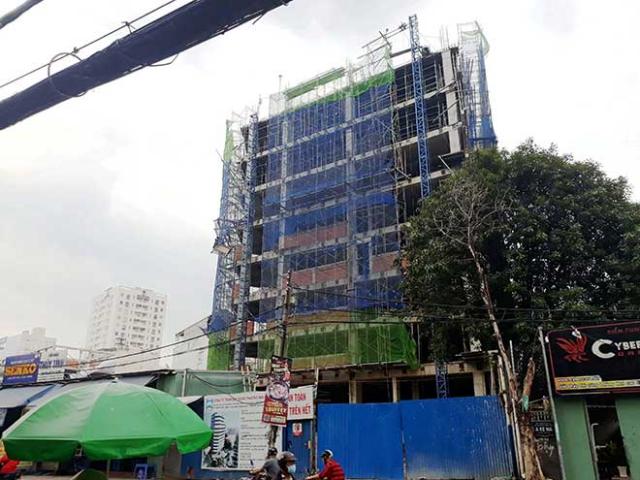 Tin tức trong ngày - Khối sắt thép từ "trên trời" đổ xuống, nam công nhân bất động