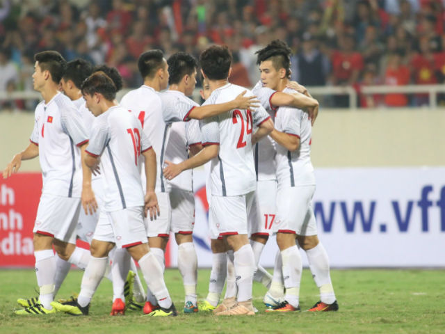 ĐT Việt Nam tập luyện đấu Asian Cup: Thầy Park ”kèm” riêng Hồng Duy, Văn Hậu