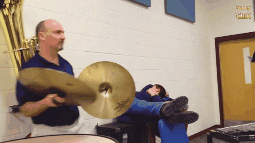 Muôn kiểu đánh thức muốn "rụng tim" những người hay ngủ lười - 1