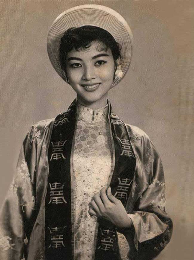 Thẩm Thúy Hằng (tên thật là Nguyễn Kim Phụng) sinh năm 1941 tại An Giang. Năm 16 tuổi, người đẹp vô tình biết đến thông tin của cuộc thi “Tuyển diễn viên điện ảnh” của Hãng phim Mỹ Vân. 