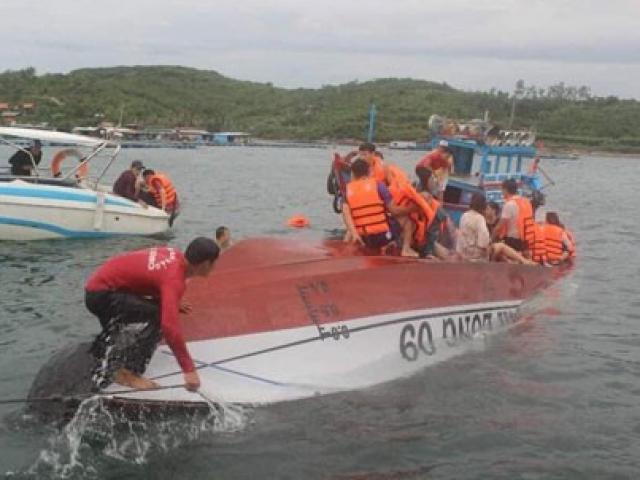Tin tức trong ngày - Lật tàu du lịch, ít nhất 2 người chết