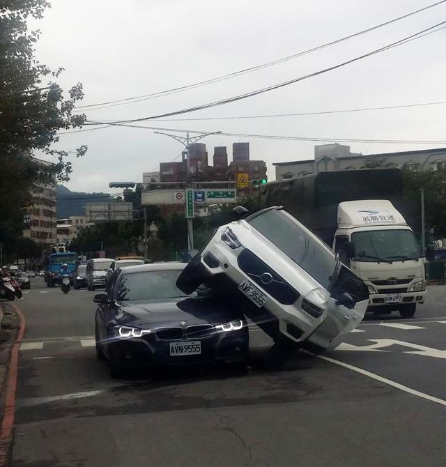 Nghi chồng dan díu với bồ nhí, vợ chặn đầu, nhảy chồm lên xe chồng - 1