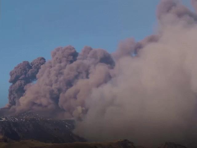 Núi lửa cao hơn 3.000m phun tro bụi dày đặc phủ kín bầu trời