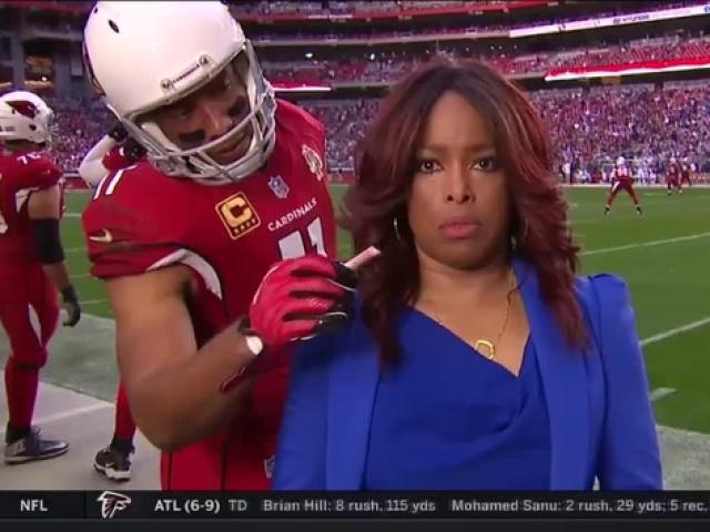 Thể thao - Cầu thủ "làm bậy" trên sóng trực tiếp: Nữ phóng viên tái mặt