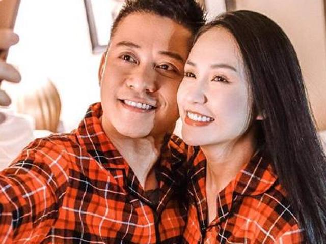 Giải trí - Tuấn Hưng khoe ảnh mặc áo đôi với vợ, fan phát hiện "điểm đặc biệt"