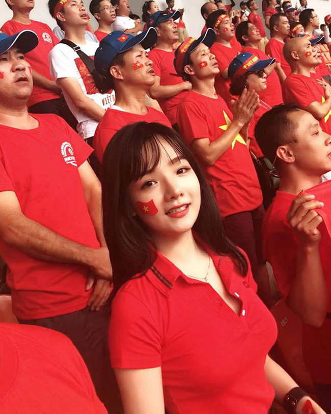 Phan Thủy Tiên (21 tuổi) được xem là fan girl Việt nổi bật nhất mùa ASIAD 2018. 
