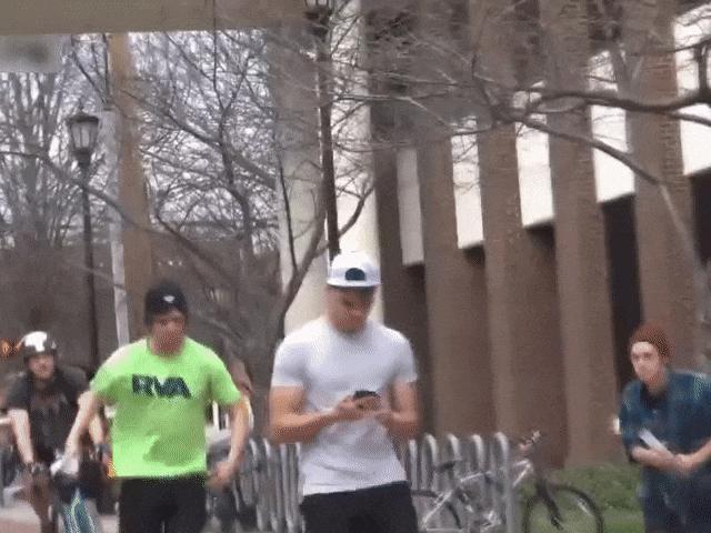 Video Clip Cười - Màn troll dễ bị "ăn đòn" của hai thanh niên lầy lội