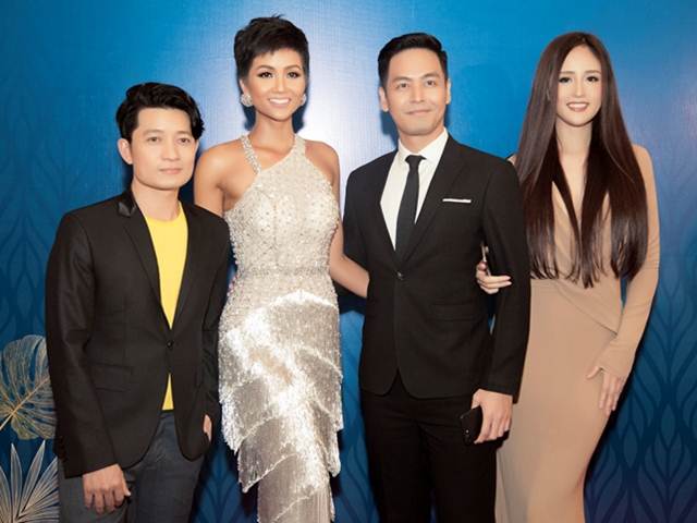 Thời trang - H'Hen Niê mặc đầm vàng rực, đọ dáng bên hoa hậu "đàn chị"