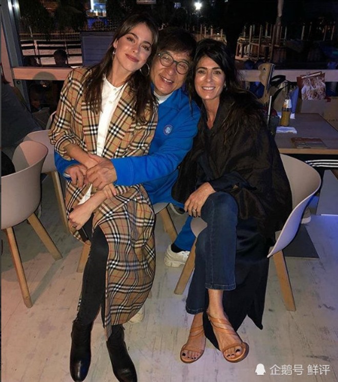 Mỹ nữ quê Messi được Thành Long nhận làm “con gái” ngày càng gợi cảm - 1